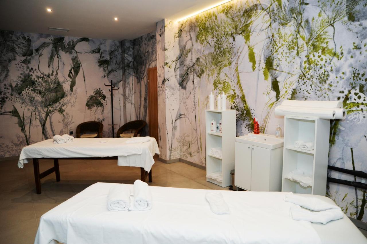 Flora Hotel - Apartments 보로베츠 외부 사진